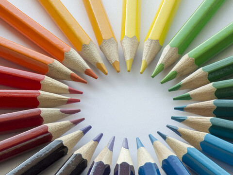 Colored pencils arranged around a circle